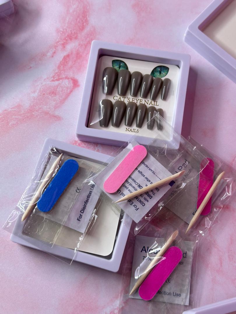 ناخن مصنوعی چشم گربه ای مدل گلدانی فقط عمده